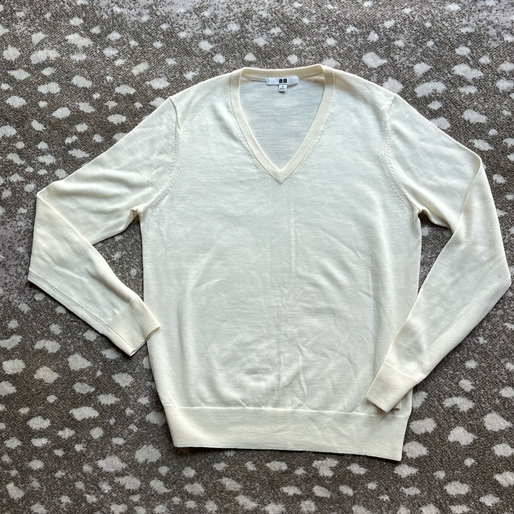 Uniqlo off-white wool v-neck sweater - size medium
